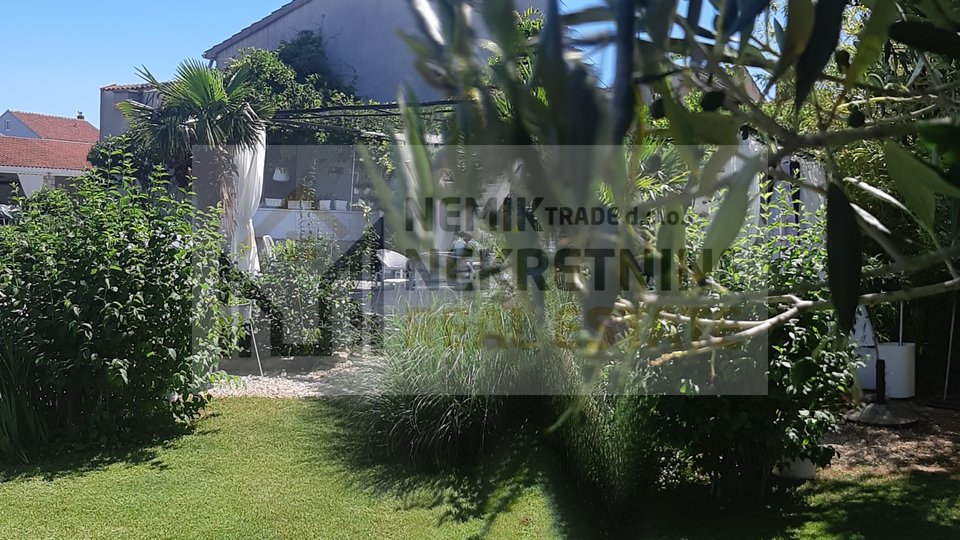 Vodice, kuća sa velikim privatnim parkom punim zelenila i dalmatinskog bilja