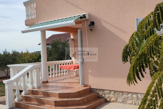 Vodice, Einfamilienhaus in ruhiger Lage mit freiem Blick