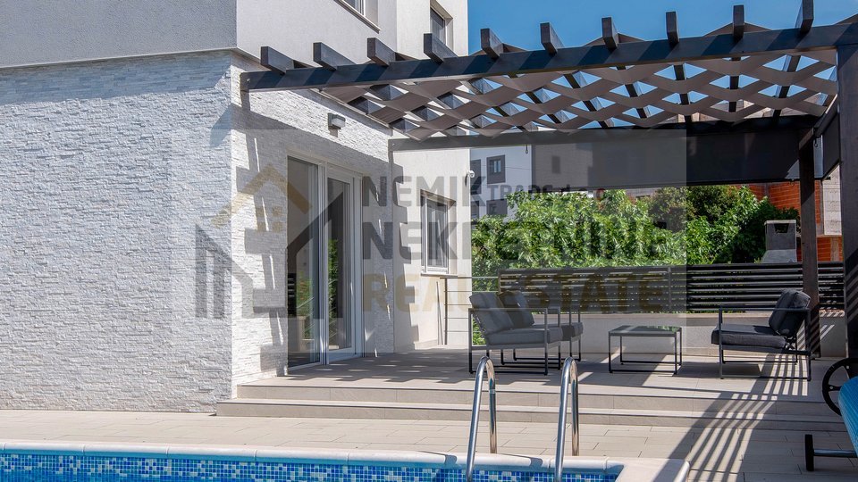 Brodarica, moderne Villa mit Pool komplett eingerichtet