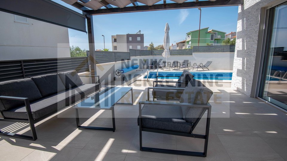 Brodarica, moderne Villa mit Pool komplett eingerichtet