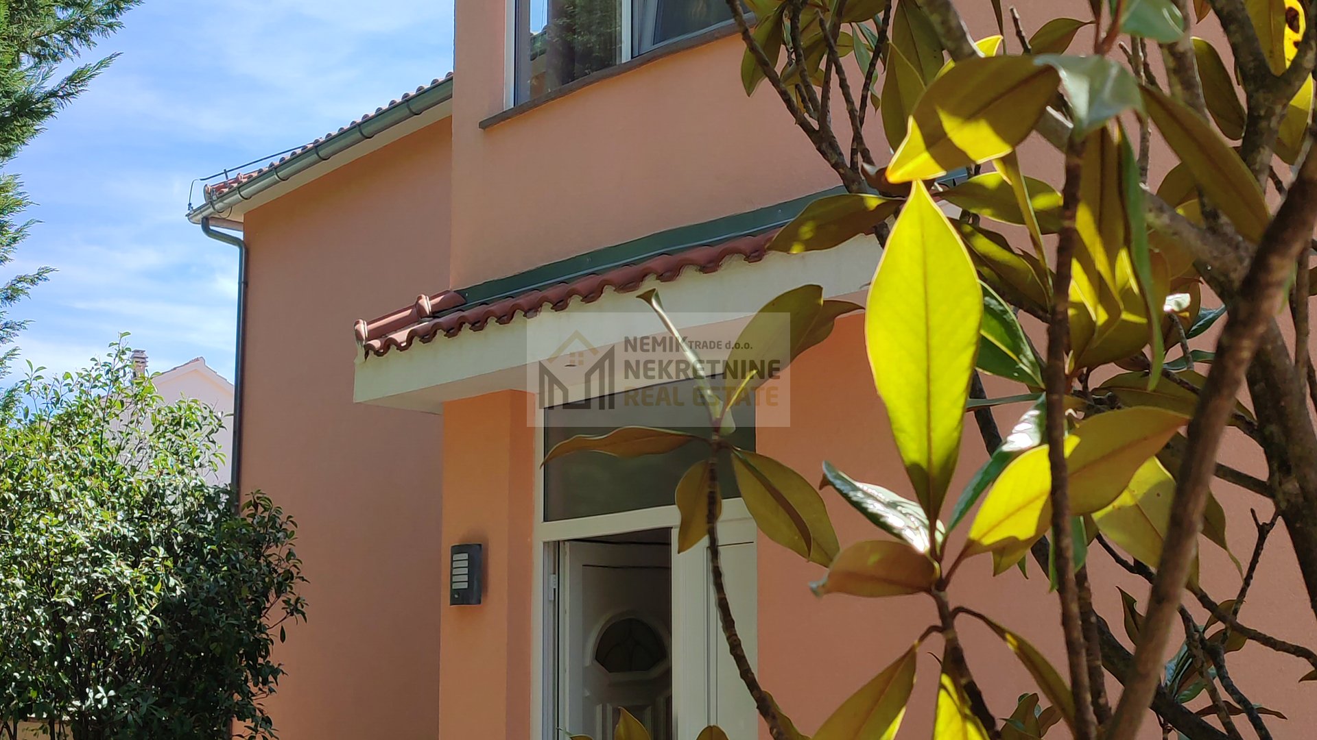 VODICE, SAMOSTOJEĆA KUĆA SA DVIJE STAMBENE JEDINICE- PRODAJA