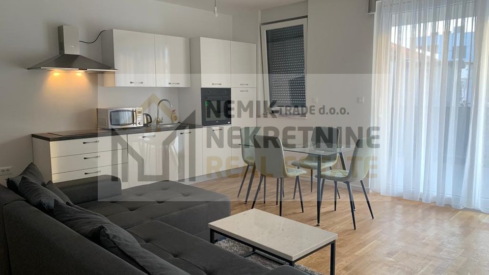 VODICE, FOUR-ROOM APARTMENT WITH GARAGE IN THE CENTER