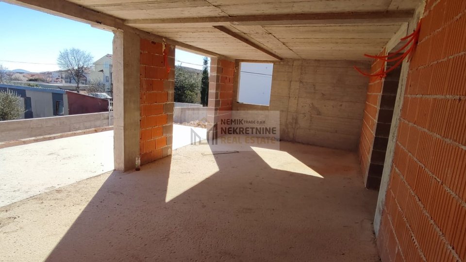 Vodice, nuova costruzione, bilocale con cortile e ampio terrazzo