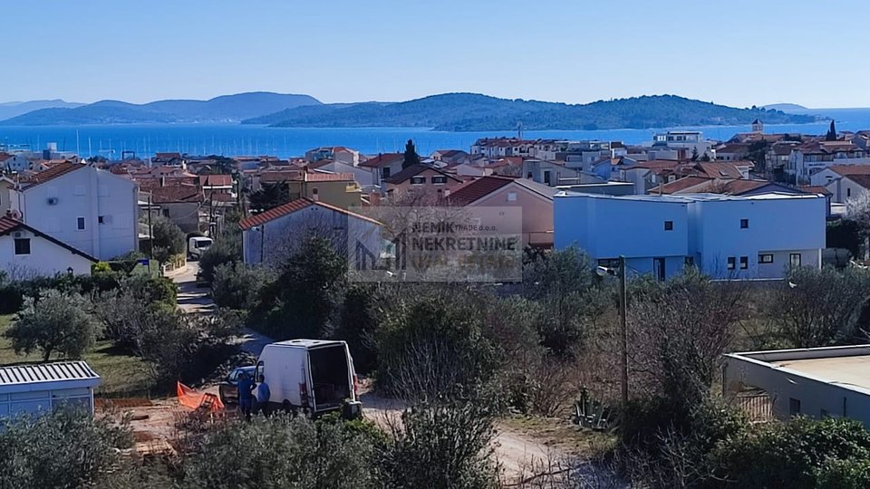 Vodice, nuova costruzione, bilocale con cortile e ampio terrazzo