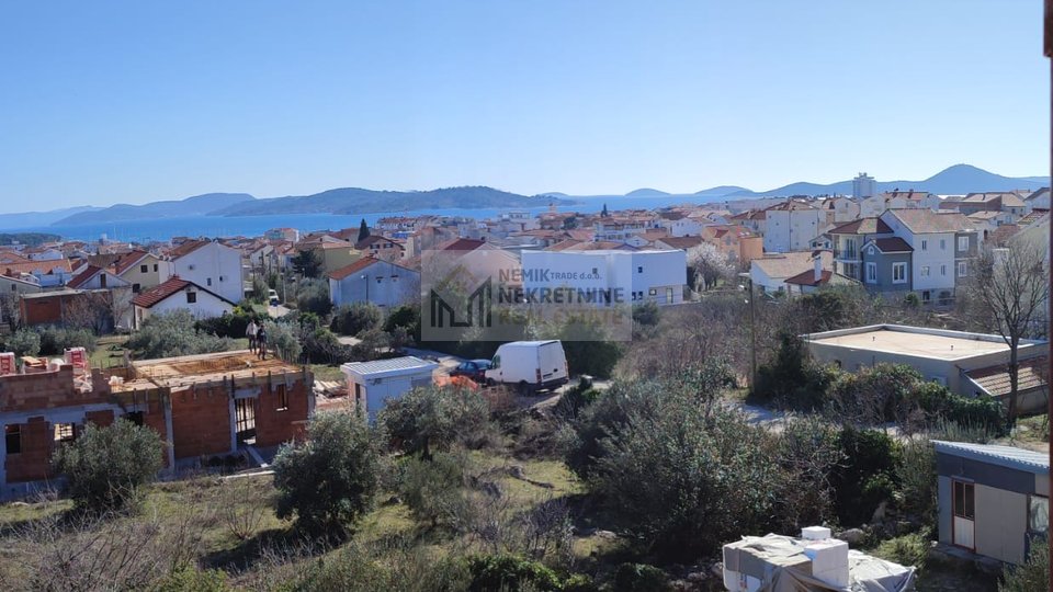 Vodice, nuova costruzione, bilocale con cortile e ampio terrazzo
