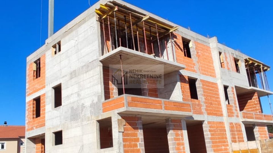 Vodice, nuova costruzione, bilocale con cortile e ampio terrazzo