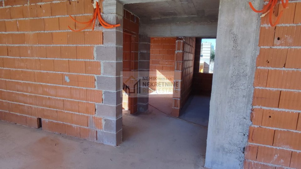 Vodice, nuova costruzione, bilocale con cortile e ampio terrazzo