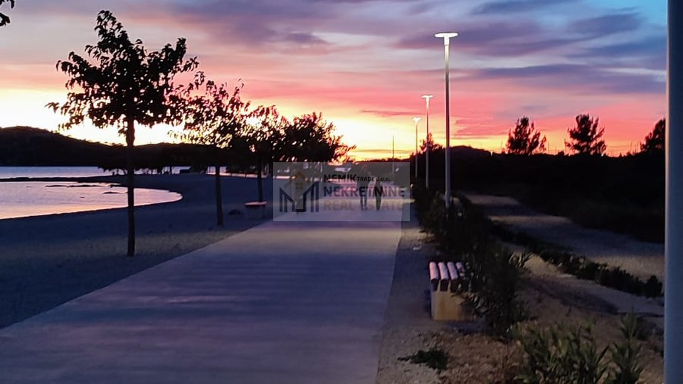 VODICE, ZWEIZIMMERWOHNUNG IM ERDGESCHOSS MIT TERRASSE, 450 M VON DER NEUEN PROMENADE UND DEM STRAND