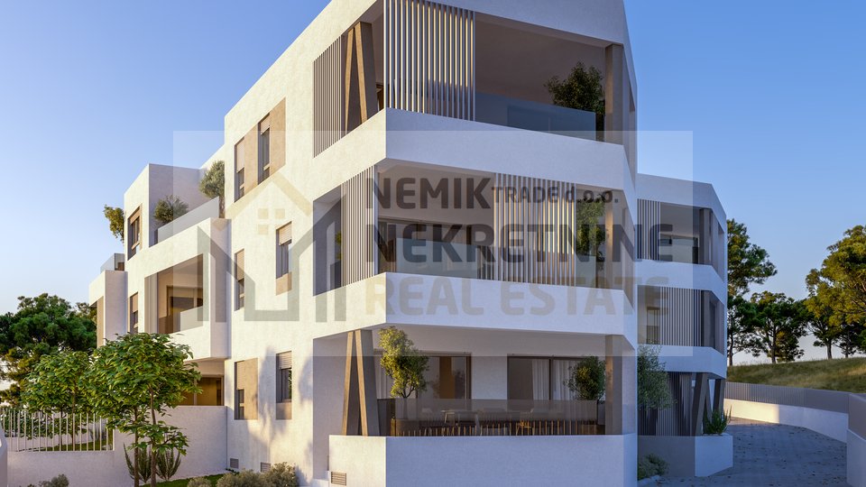 VODICE, TWO-ROOM APARTMENT ON THE GROUND FLOOR WITH A TERRACE, 450 M FROM THE NEW PROMENADE AND THE BEACH