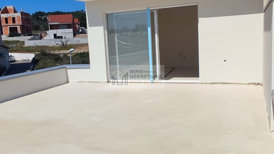 VODICE, NOVOGRADNJA- STAN U PRIZEMLJU SA DVORIŠTEM