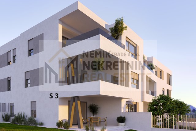 VODICE, TWO-ROOM APARTMENT ON THE GROUND FLOOR WITH 147 M2 GARDEN AND BASEMENT STORAGE