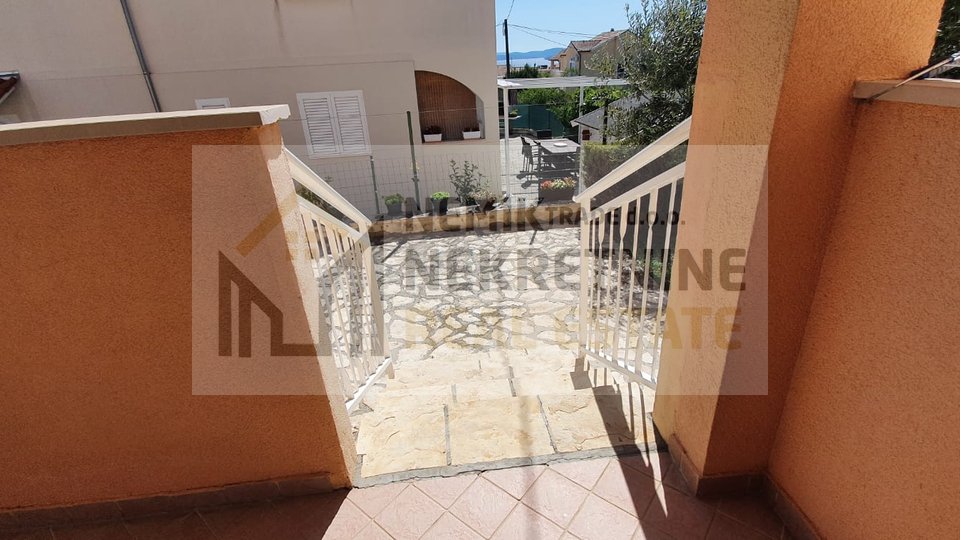 Vodice, two-bedroom apartment on the ground floor of a smaller residential building surrounded by greenery and a garden