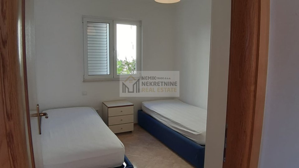 Vodice, Zwei-Zimmer-Wohnung im Erdgeschoss eines kleineren Wohngebäudes, umgeben von viel Grün und einem Garten