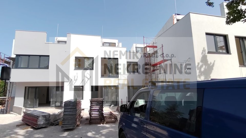 VODICE, NEW BUILDING IN THE CENTER, APARTMENT WITH ROOFTOP POOL
