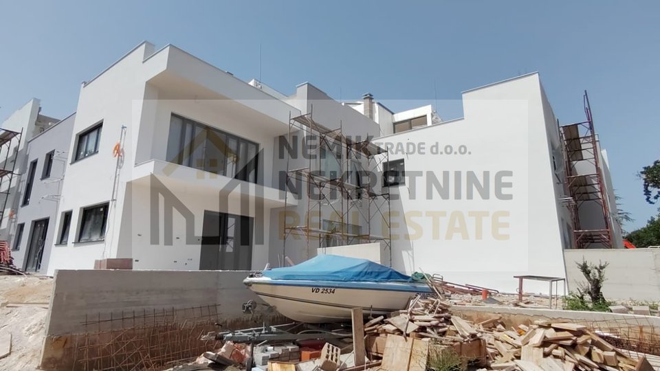 VODICE, NEW BUILDING IN THE CENTER, APARTMENT WITH ROOFTOP POOL