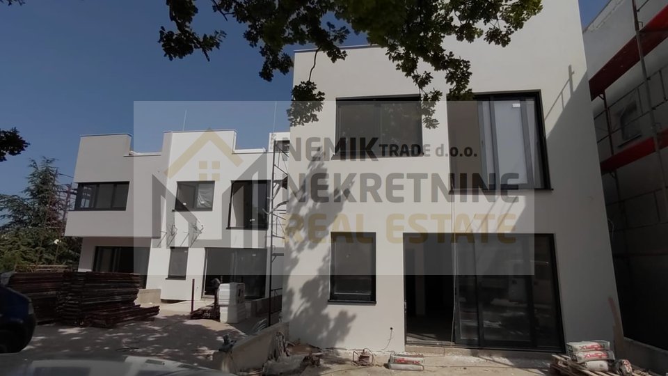 VODICE, THREE-ROOM APARTMENT WITH ROOFTOP SWIMMING POOL, CLOSE TO THE CENTER AND THE SEA