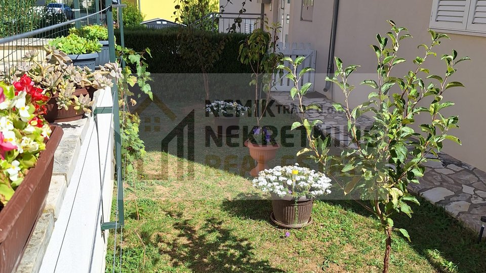 Vodice, two-bedroom apartment on the ground floor with a beautiful garden and sea wiew