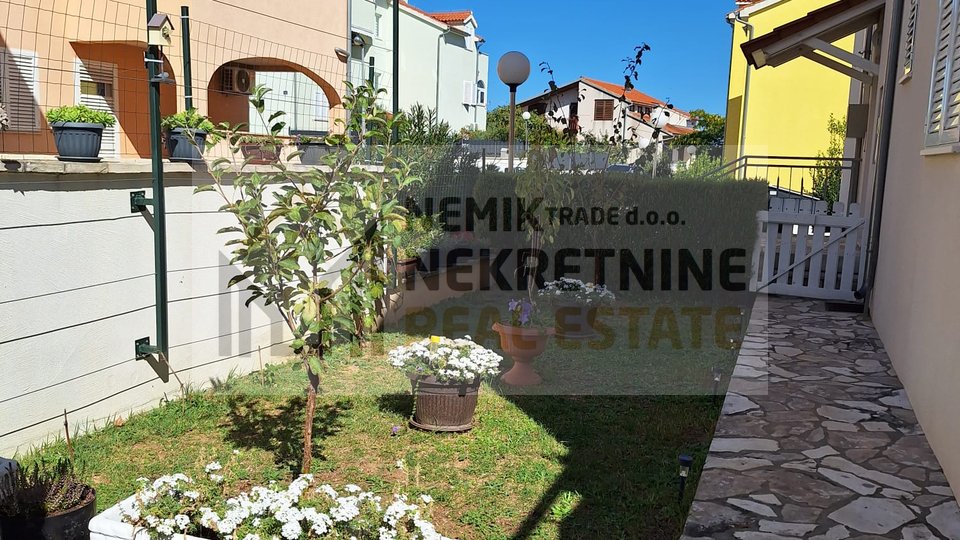 Vodice, two-bedroom apartment on the ground floor with a beautiful garden and sea wiew