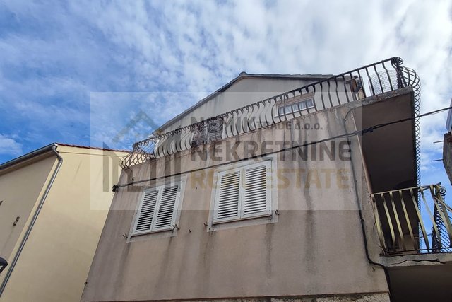 VODICE, STONE HOUSE WITH APARTMENT AND BUSINESS SPACE IN THE CENTER OF VODICE