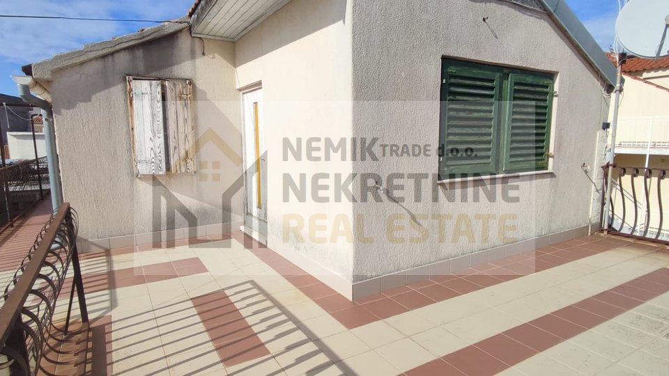VODICE, STONE HOUSE WITH APARTMENT AND BUSINESS SPACE IN THE CENTER OF VODICE