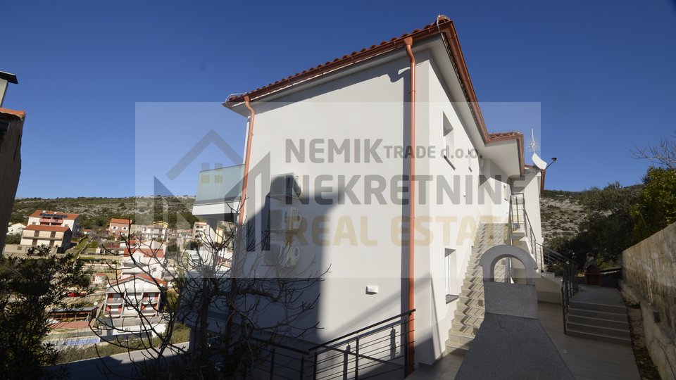 PRIMOŠTEN, HOUSE WITH 6 APARTMENTS, SEA VIEW