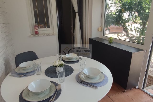 Vodice, apartment on the ground floor of a small residential building