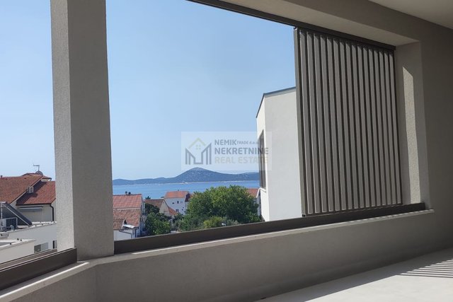 VODICE, DREIZIMMERWOHNUNG MIT GERÄUMIGER TERRASSE, GARAGENPLATZ UND AUFZUG