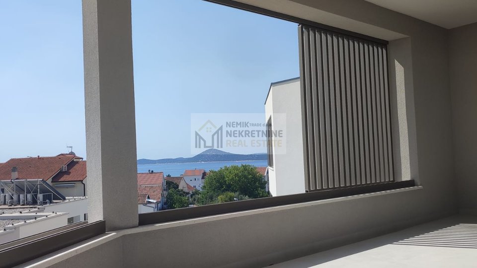 VODICE, DREIZIMMERWOHNUNG MIT GERÄUMIGER TERRASSE, GARAGENPLATZ UND AUFZUG