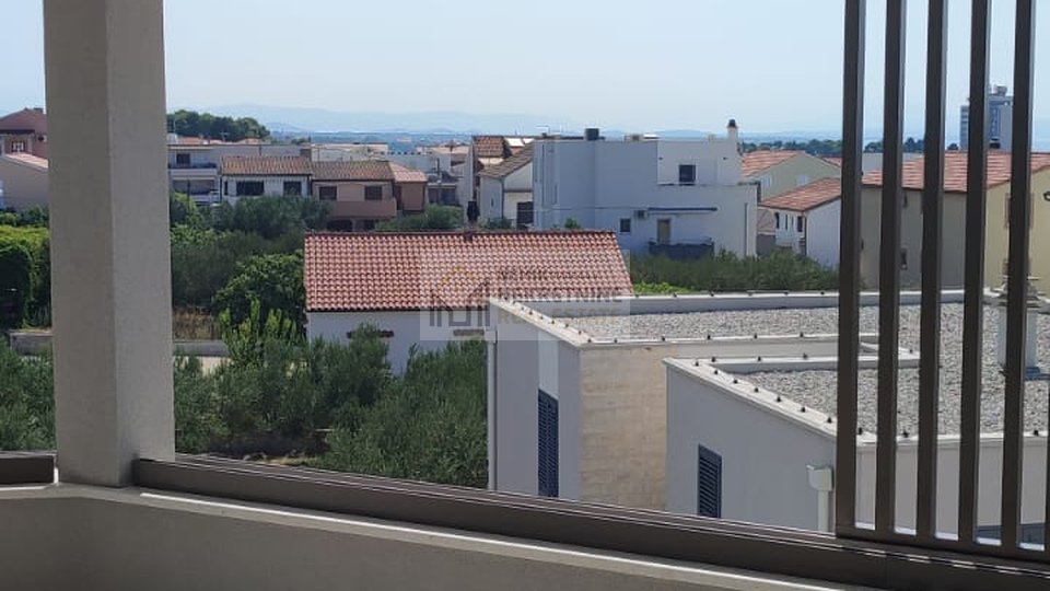 VODICE, DREIZIMMERWOHNUNG MIT GERÄUMIGER TERRASSE, GARAGENPLATZ UND AUFZUG