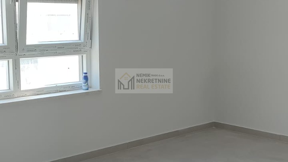 VODICE, DREIZIMMERWOHNUNG MIT GERÄUMIGER TERRASSE, GARAGENPLATZ UND AUFZUG