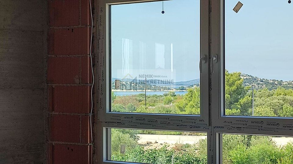 VODICE, NEUE EINRICHTUNG! WOHNUNG IN DER NÄHE DES MEERES