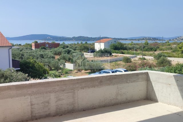 VODICE, NEUE EINRICHTUNG! WOHNUNG IN DER NÄHE DES MEERES