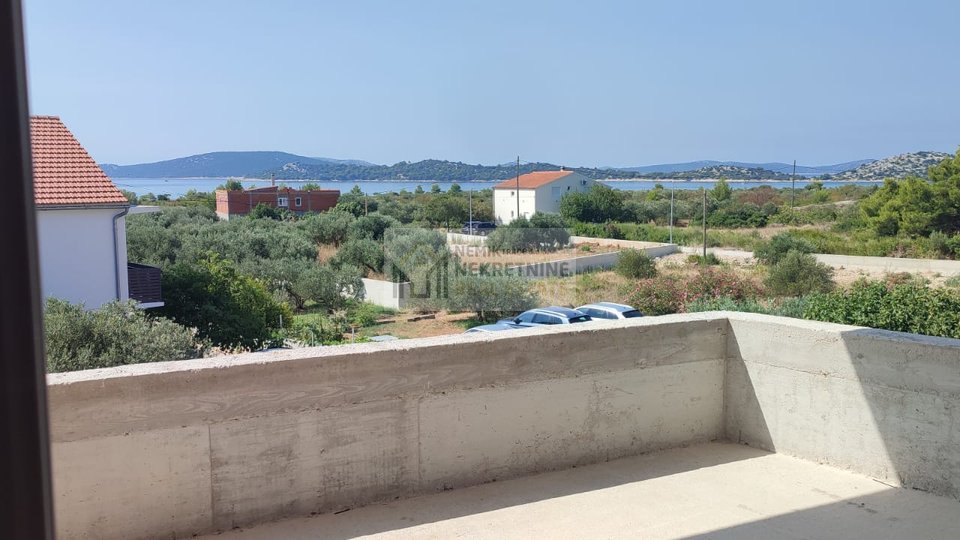 VODICE, NEUE EINRICHTUNG! WOHNUNG IN DER NÄHE DES MEERES