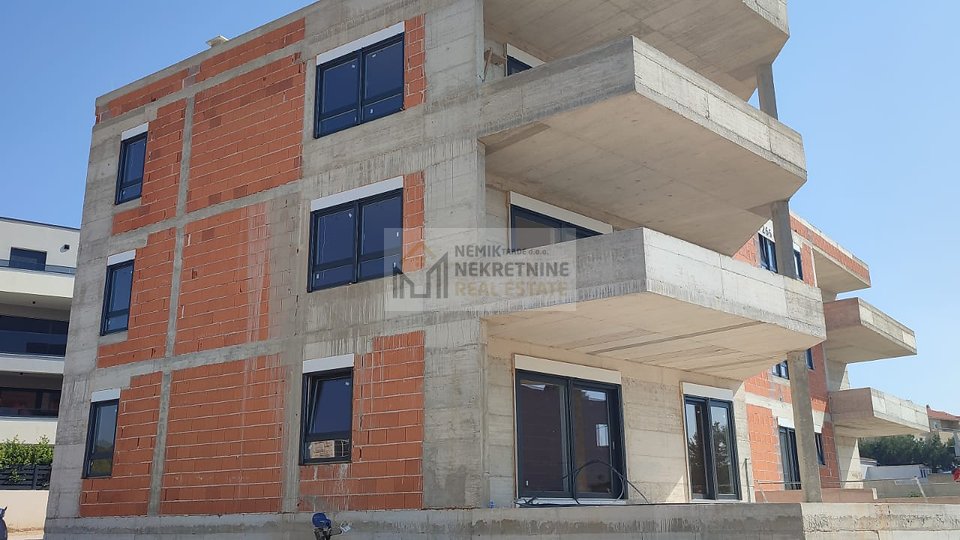 VODICE, NEUE EINRICHTUNG! WOHNUNG IN DER NÄHE DES MEERES