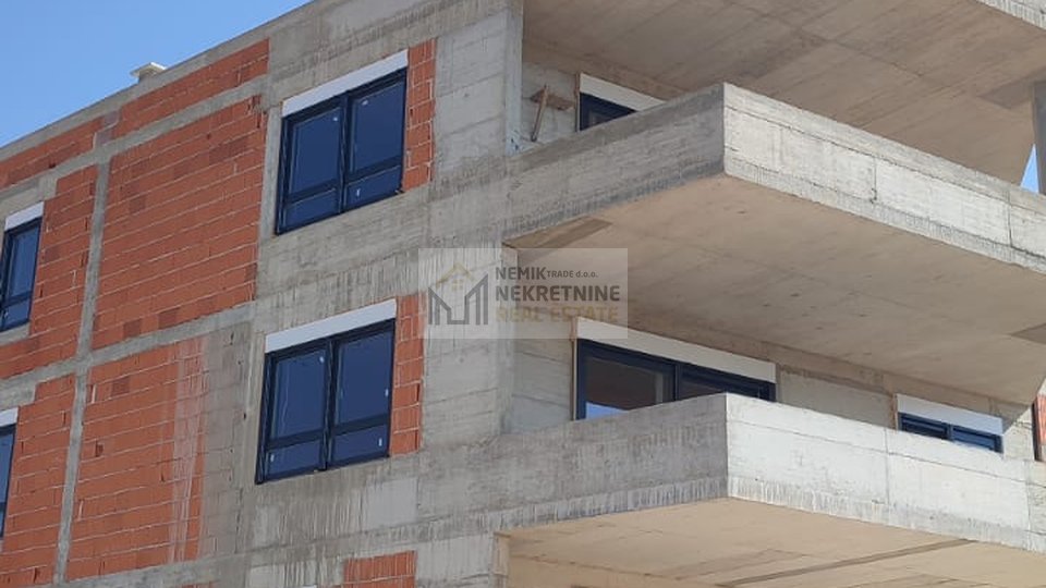 VODICE, NEUE EINRICHTUNG! WOHNUNG IN DER NÄHE DES MEERES