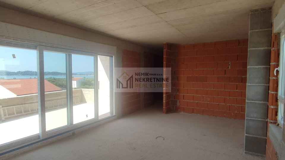 VODICE, NEUE EINRICHTUNG! WOHNUNG IN DER NÄHE DES MEERES