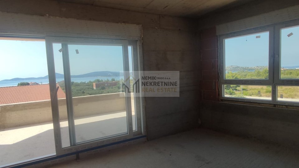 VODICE, NEUE EINRICHTUNG! WOHNUNG IN DER NÄHE DES MEERES