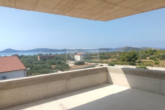 VODICE, NEUE EINRICHTUNG! WOHNUNG IN DER NÄHE DES MEERES