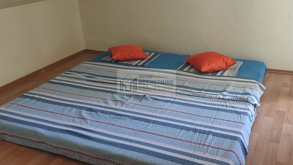 Vodice, mali apartman u samom centru s pogledom na more