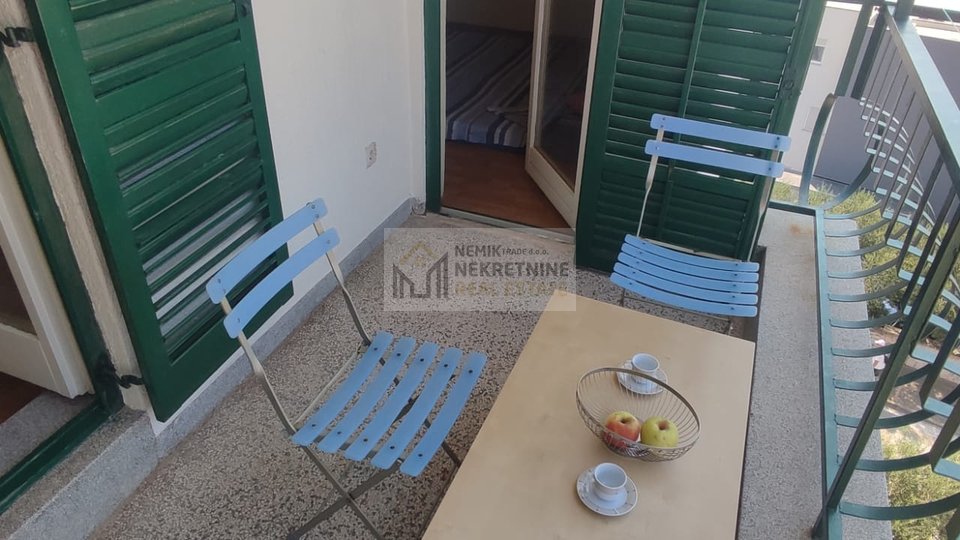 Vodice, mali apartman u samom centru s pogledom na more