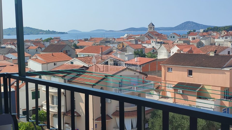 Vodice, mali apartman u samom centru s pogledom na more