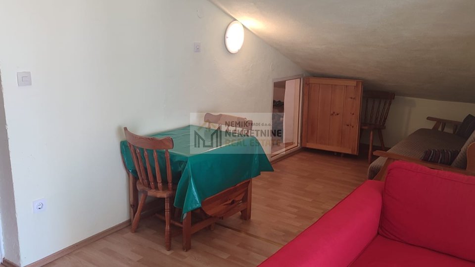 Vodice, mali apartman u samom centru s pogledom na more