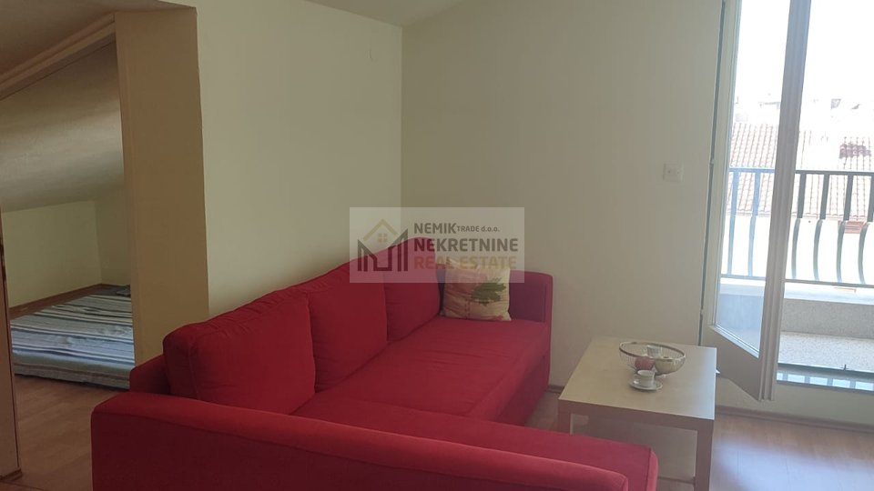 Vodice, mali apartman u samom centru s pogledom na more