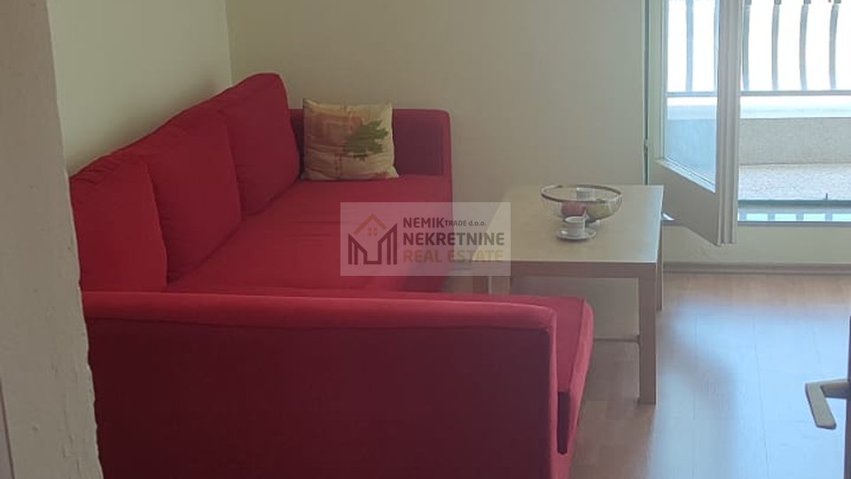 Vodice, mali apartman u samom centru s pogledom na more