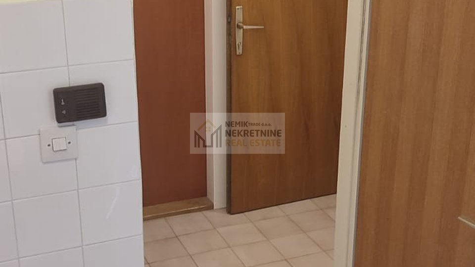 Vodice, mali apartman u samom centru s pogledom na more