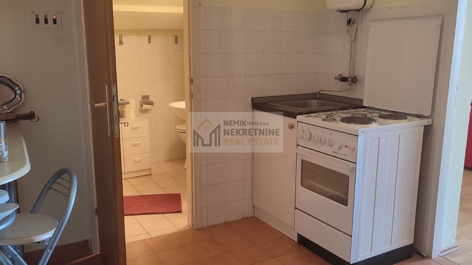 Vodice, mali apartman u samom centru s pogledom na more