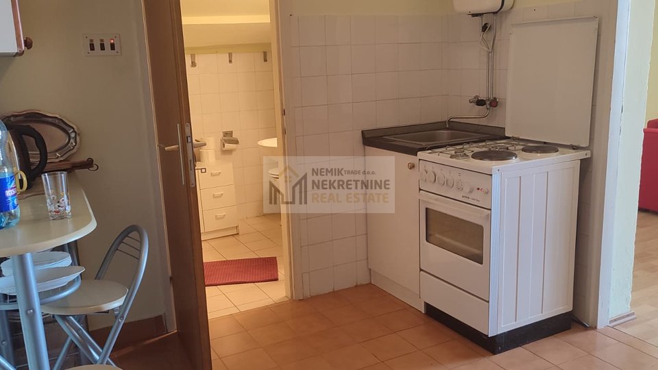 Vodice, mali apartman u samom centru s pogledom na more