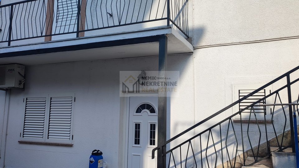 VODICE, HOUSE IN A GREAT LOCATION WITH 5 RESIDENTIAL UNITS