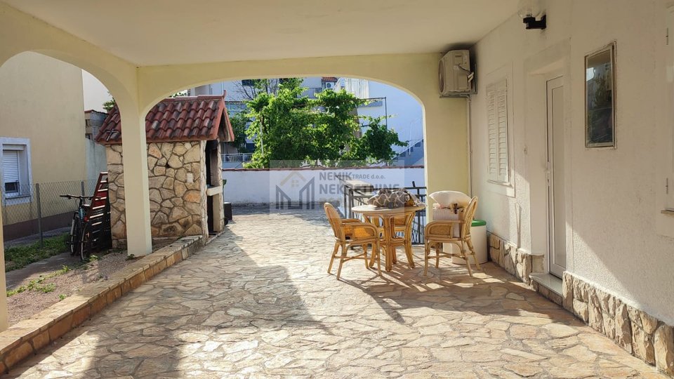 VODICE, HOUSE IN A GREAT LOCATION WITH 5 RESIDENTIAL UNITS