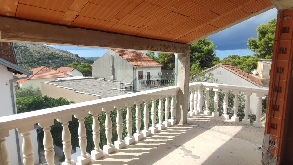 ROROZNICA, PODGLAVICA, DETACHED HOUSE WITH TWO DWELLING UNITS